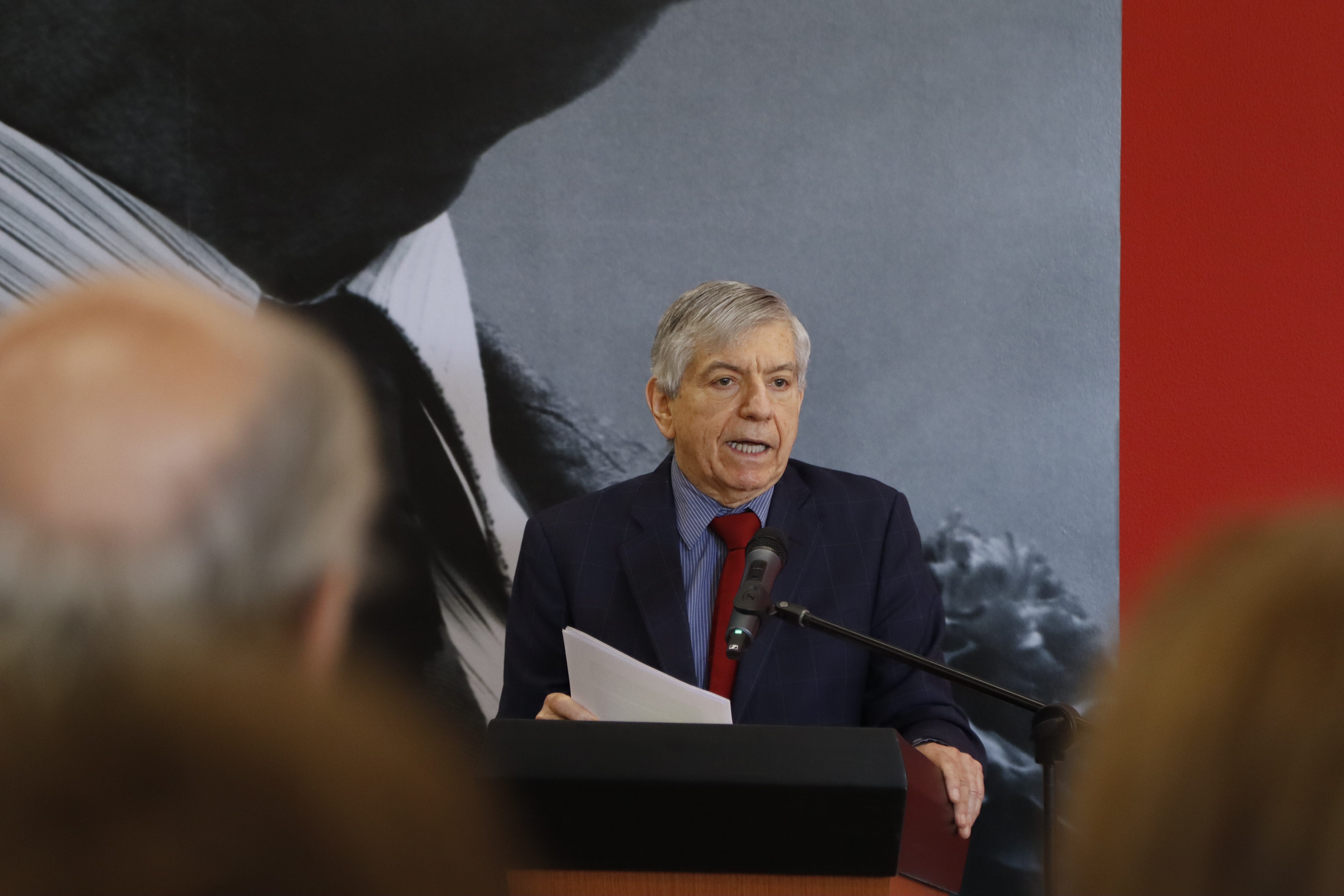 Expresidente y sucesor de Virgilio Barco como mandatario de Colombia durante la exposición, “Una vida dedicada al servicio público”, sobre Virgilio Barco Vargas