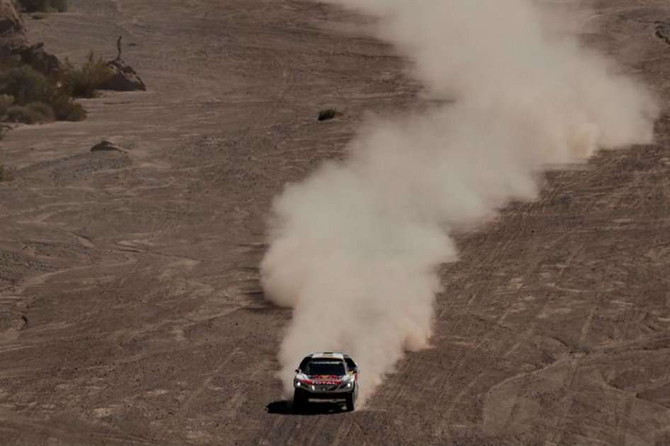 El francés Stephane Peterhansel en su vehículo Peugeot durante la décima etapa del Rally Dakar 2017. / EFE