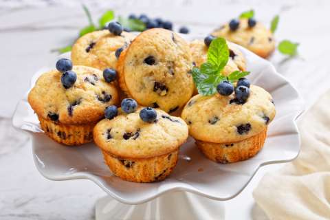 Esta es la receta para hacer muffins de limón con arándanos