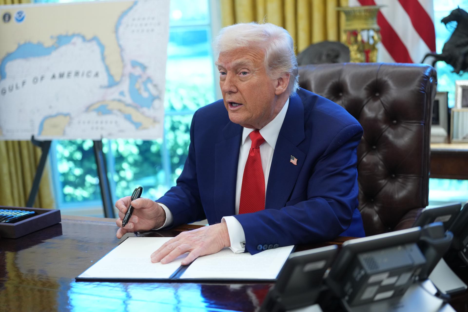 Washington (United States), 09/04/2025.- US President Donald Trump signs a series of Executive Orders in the Oval Office of the White House in Washington, DC, USA, 09 April 2025. EFE/EPA/CHRIS KLEPONIS /POOL