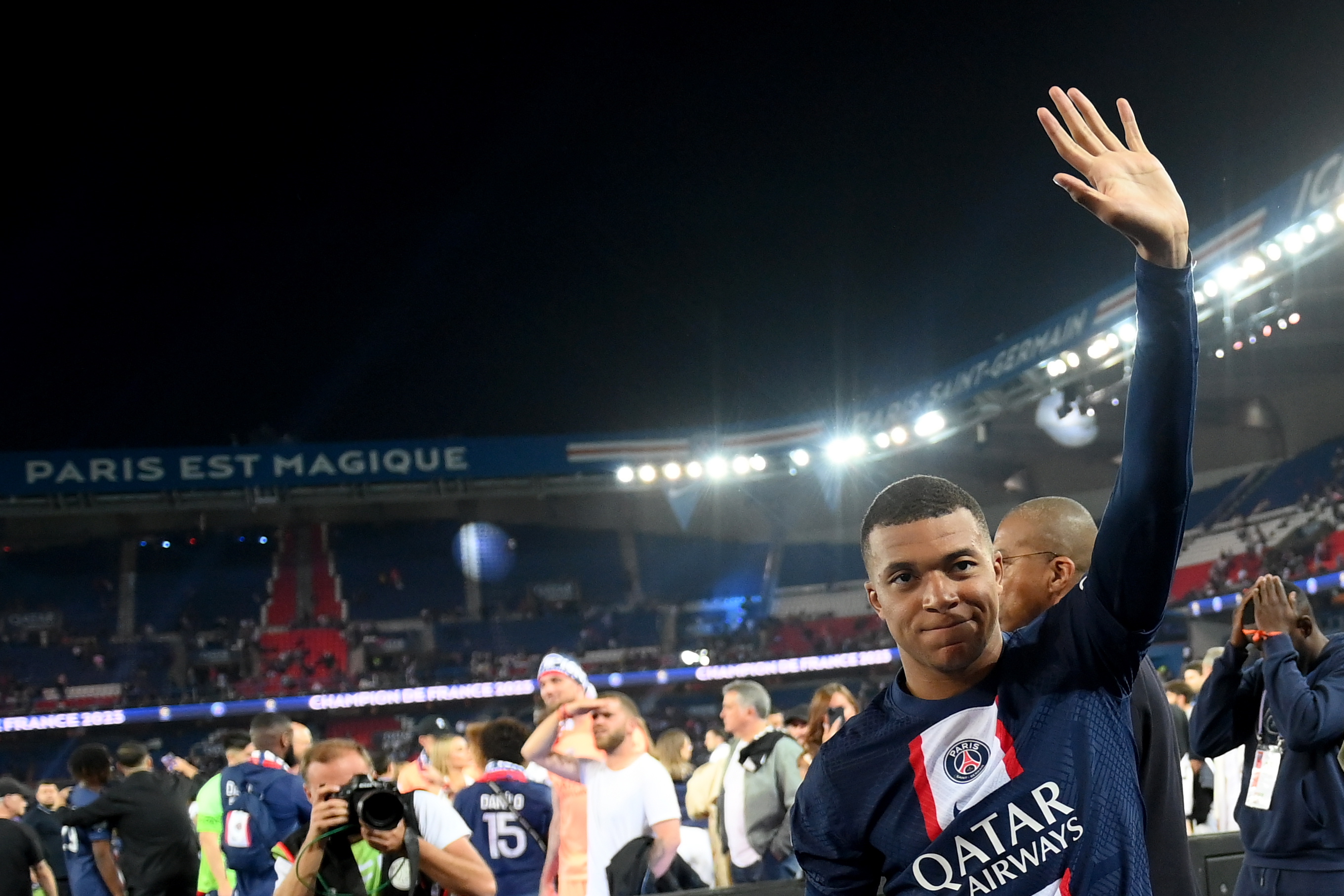 Paris (France), 03/06/2023.- Paris Saint-Germain's French forward Kylian Mbappe waves during the 2022-2023 Ligue 1 championship trophy ceremony following the French Ligue 1 soccer match between Paris Saint Germain and Clermont Foot 63 in Paris, France, 03 June 2023. (Francia) EFE/EPA/FRANCK FIFE / POOL MAXPPP OUT