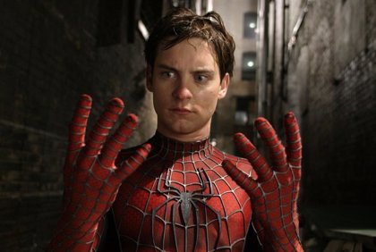 Tobey Maguire, se sienta frente a ellos y les pregunta: "Bueno, ¿Quiénes son ustedes?".