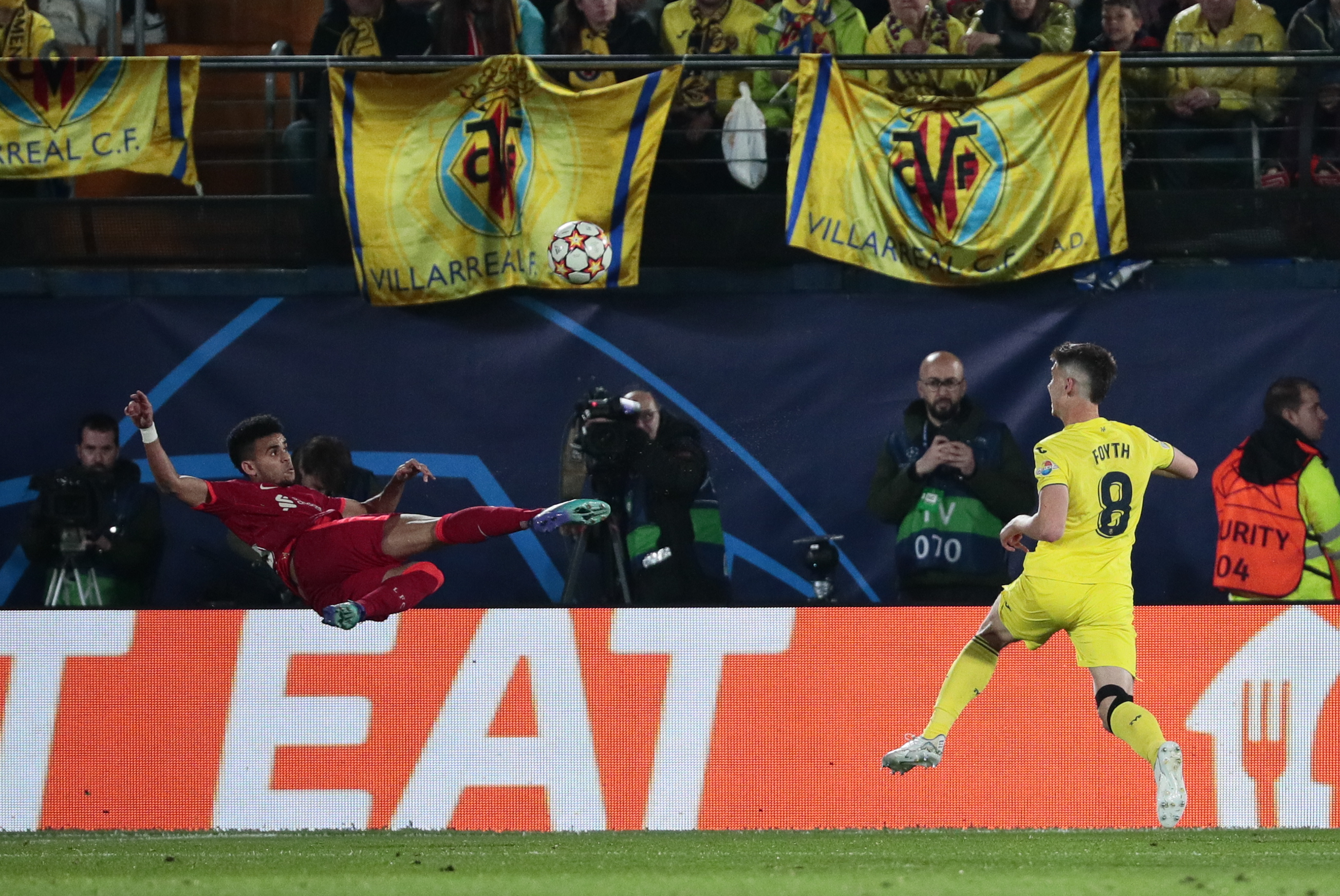 VILLARREAL (CASTELLÓN), 03/05/2022.- El delantero del Liverpool Luis Díaz (i) juega un balón ante Juan Foyth, del Villarreal, durante el partido de vuelta de las semifinales de la Liga de Campeones que disputan hoy martes en el estadio de La Cerámica. EFE/Biel Aliño