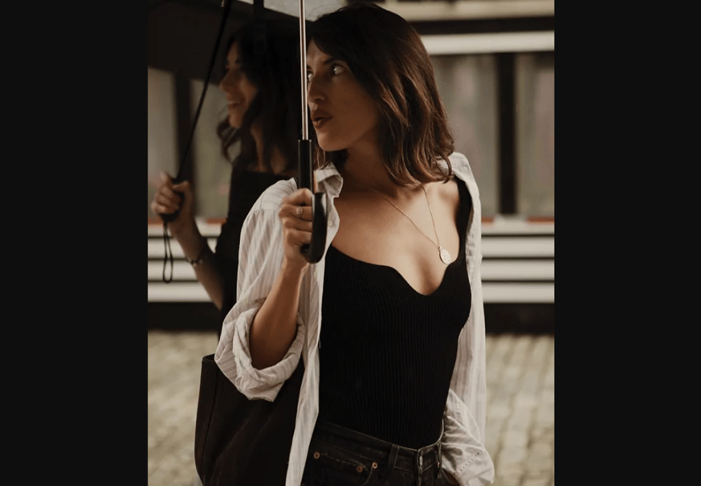 Según la parisina Jeanne Damas en la Semana de la Moda en Nueva York el escote estrella estará de moda.