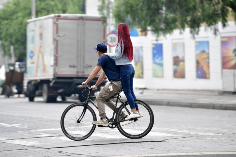 Ciclistas en la vía durante el Día sin Carro.