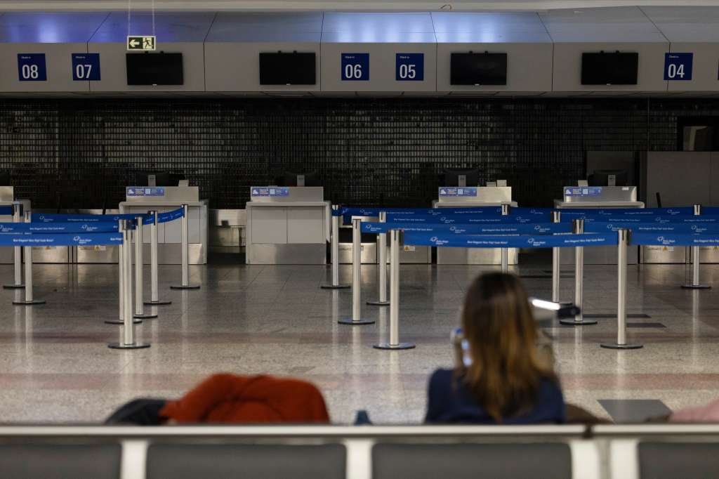 AME3154. CANOAS (BRASIL), 04/05/2024.- Fotografía donde se ven puestos de recepción de pasajeros cerrados tras la cancelación de sus vuelos este viernes, en el aeropuerto internacional Salgado Filho de Porto Alegre (Brasil). El aeropuerto fue cerrado indefinidamente y todos los vuelos fueron cancelados debido al gran volumen de inundaciones en la región junto con el crecimiento histórico de los ríos. EFE/ Isaac Fontana