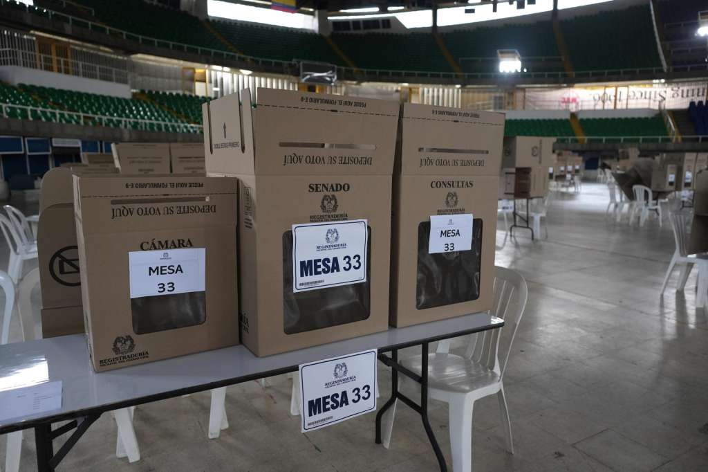 AME1562. CALI (COLOMBIA), 07/03/2026.- Fotografía que muestra urnas de votación en puesto electoral este sábado, en Cali (Colombia). Más de 41 millones de colombianos están convocados este domingo a las urnas para elegir a los miembros del Senado y la Cámara de Representantes para el periodo 2026-2030 en las primeras elecciones de este año en el país, que tiene también presidenciales el próximo 31 de mayo y una posible segunda vuelta el 21 de junio. EFE/ Ernesto Guzmán