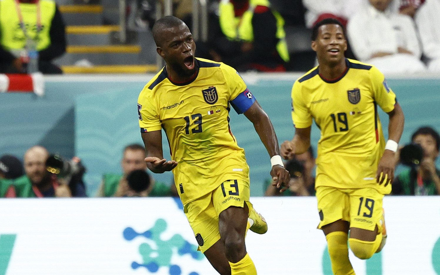 GR7031. AL KHOR (CATAR), 20/11/2022.- Énner Valencia (c) de Ecuador celebra un gol hoy, en un partido de la fase de grupos del Mundial de Fútbol Qatar 2022 entre Catar y Ecuador en el estadio Al Bait en Al Khor (Catar). EFE/ Rodrigo Jiménez