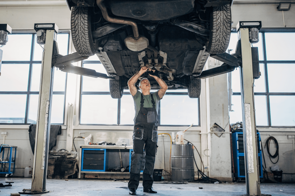 Lubricar, limpiar y refrigerar  son las tres responsabilidades del aceite de motor en el carro. Su trabajo es vital como un componente vital para el correcto funcionamiento del vehículo.