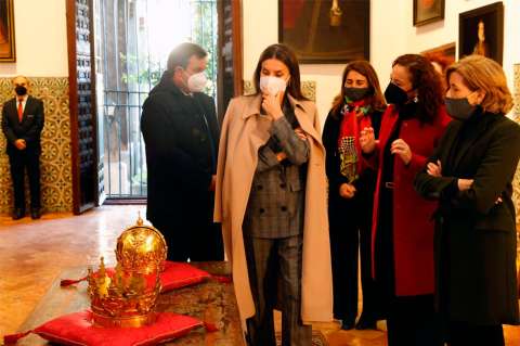Letizia Ortiz apuesta por un look masculino y oversize en su visita al Monasterio