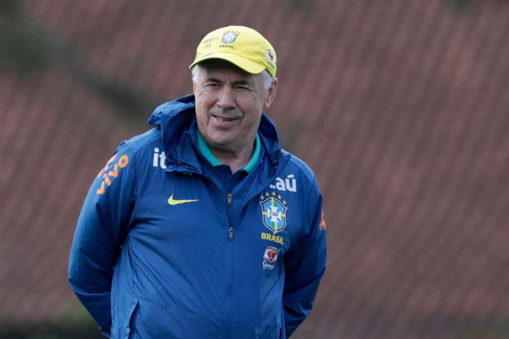 AMDEP3047. BOGOTÁ (COLOMBIA), 14/05/2026.- Fotografía de archivo del 08 de septiembre de 2012 que muestra al entrenador de la selección brasileña de fútbol Carlo Ancelotti, durante un entrenamiento en Granja Comary, Teresópolis (Brasil). La Confederación Brasileña de Fútbol (CBF) anunció este jueves la renovación del contrato de Ancelotti como técnico de la selección brasileña hasta el Mundial de 2030. EFE/ André Coelho/ ARCHIVO