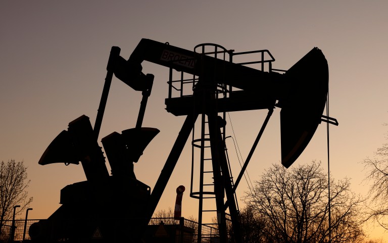 El mundo acumula más petróleo mientras la demanda pierde fuerza: AIE