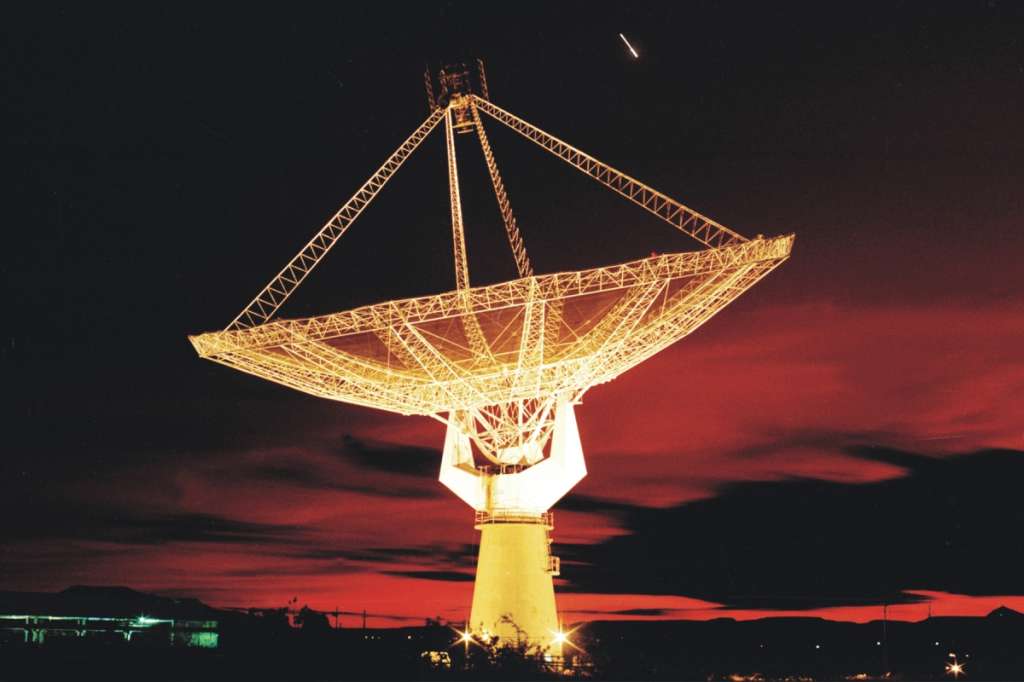Una de las antenas del Radiotelescopio Gigante de Ondas Métricas (GMRT) cerca de Pune, Maharashtra, India.