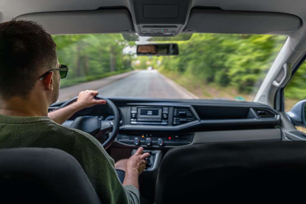 Frenar con motor en un carro automático: qué es, cuándo se recomienda y cuándo no