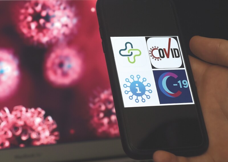 Celular con aplicaciones de coronavirus
