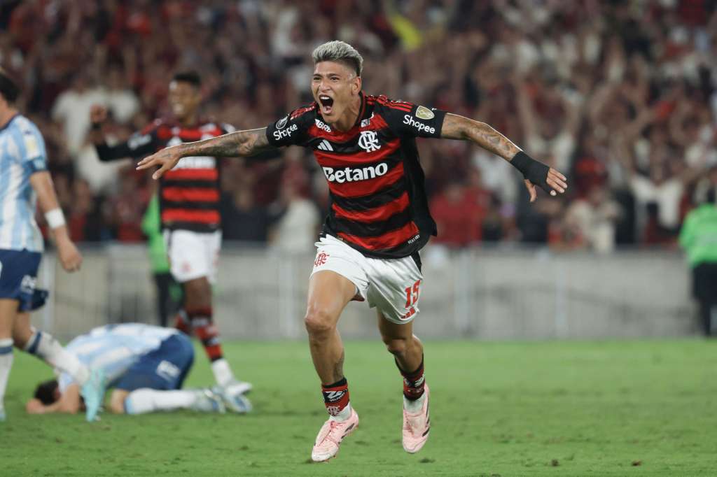 AMDEP7464. RÍO DE JANEIRO (BRASIL), 22/10/2025.- Jorge Carrascal de Flamengo celebra un gol este miércoles, en el partido de ida de la semifinal de la Copa Libertadores entre Flamengo y Racing Club en el estadio Maracaná, en Rio de Janeiro (Brasil). EFE/ Antonio Lacerda