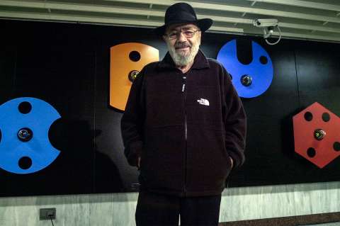 Murió Takis, el escultor de las potencias del universo