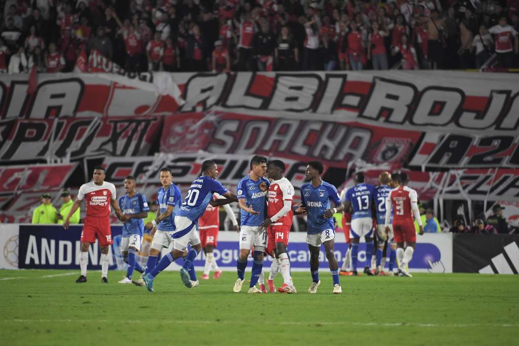 Partido entre Millonarios y Santa Fe en el Estadio El Campin de Bogotá, clásico capitalino con fecha adelantada por la jornada 17 de la Liga BetPlay