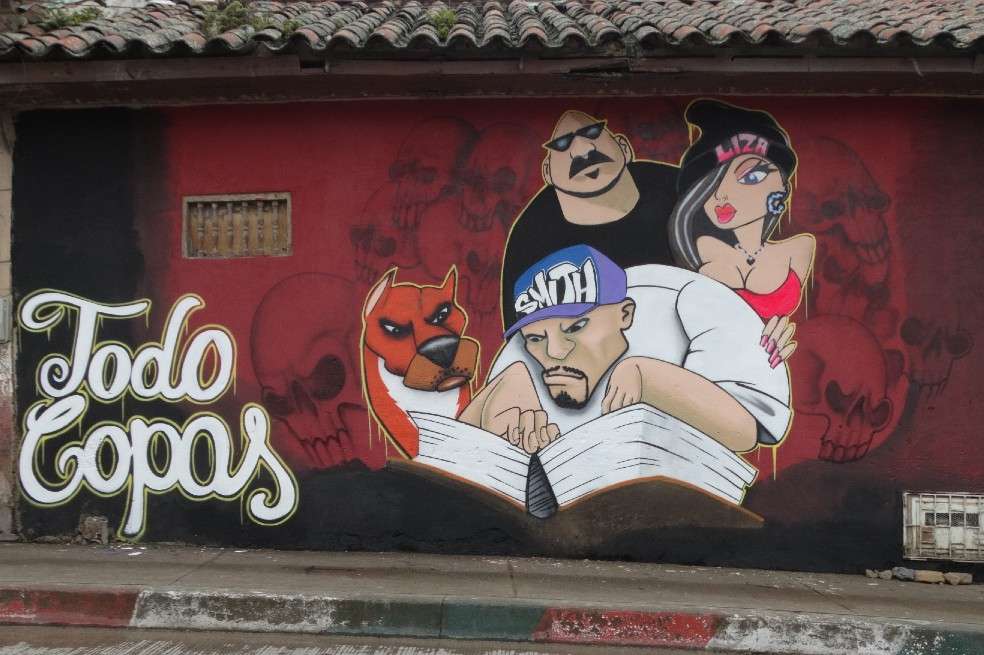 Esta es una de las obras de Yohn Smith Sierra, quien creó el grupo musical Todo Copas y en el mismo año realizó el Festival de Arte Callejero en “La L” o antigua calle del Bronx, que se extendió hasta el 2015. / Cortesía