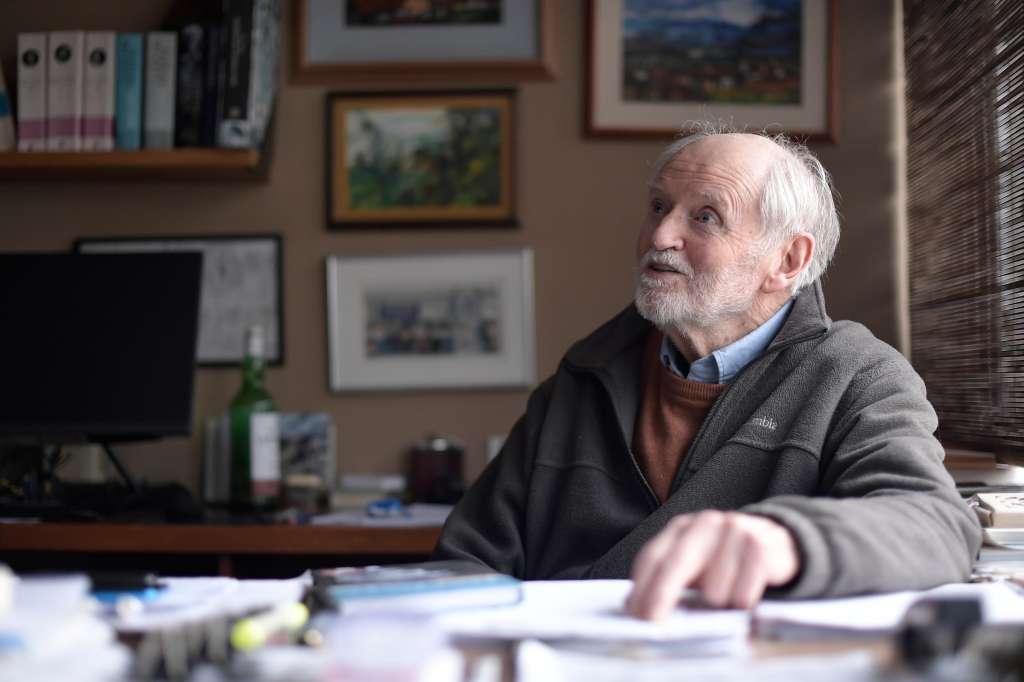 Teólogo, escritor, traductor y dramaturgo, autor de la primera biografía del sacerdote Camilo Torres, en entrevista.