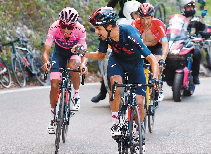 Daniel Felipe Martínez y Egan Bernal en una de las escenas más memorables del ciclismo colombiano, cuando el primero ayudó al segundo a mantenerse a rueda y defender el título de Giro de Italia en 2021.