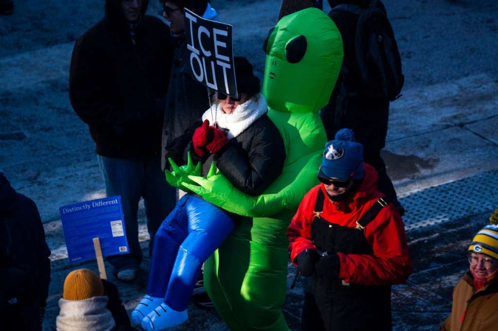 Debido al discurso de Trump, la imagen del alien ahora es recurrente en algunas protestas contra ICE. Esta foto se tomó en las que ocurrieron el pasado 30 de enero en Mineápolis, Minnesota.