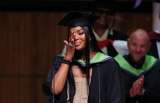Naomi Campbell rompe en llanto al graduarse de la universidad a los 52 años.