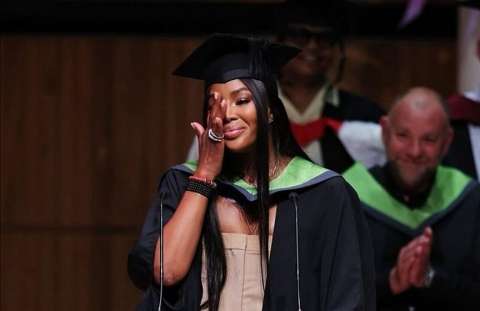 Naomi Campbell rompe en llanto al graduarse de la universidad a los 52 años.