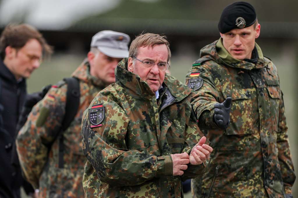 Augustdorf (Germany), 01/02/2023.- German Defense Minister Boris Pistorius (C) looks on during his visit to German armed forces Bundeswehr soldiers of the tank battalion 203 in Augustdorf, Germany, 01 February 2023. According to the German government's decision to supply 14 Leopard 2 tanks to Ukraine, Pistorius got informed about the performance of the weapon system. (Alemania, Ucrania) EFE/EPA/FRIEDEMANN VOGEL