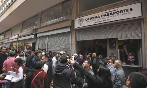 Caos y filas: Cancillería tiene lista ruta para evitar escasez de pasaportes