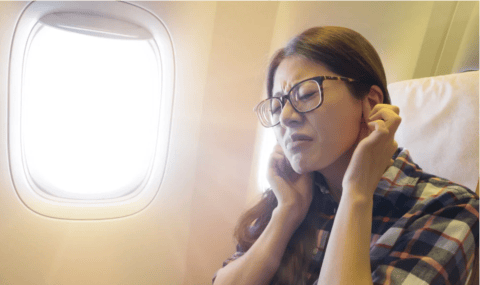 ¿Por qué se tapan los oídos al viajar? Consejos para evitarlo