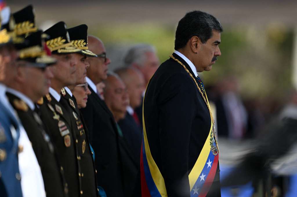 El presidente de Venezuela, Nicolás Maduro, gesticula durante una ceremonia en la base militar de Fuerte Tiuna dentro de la toma de posesión presidencial en Caracas el 10 de enero de 2025.