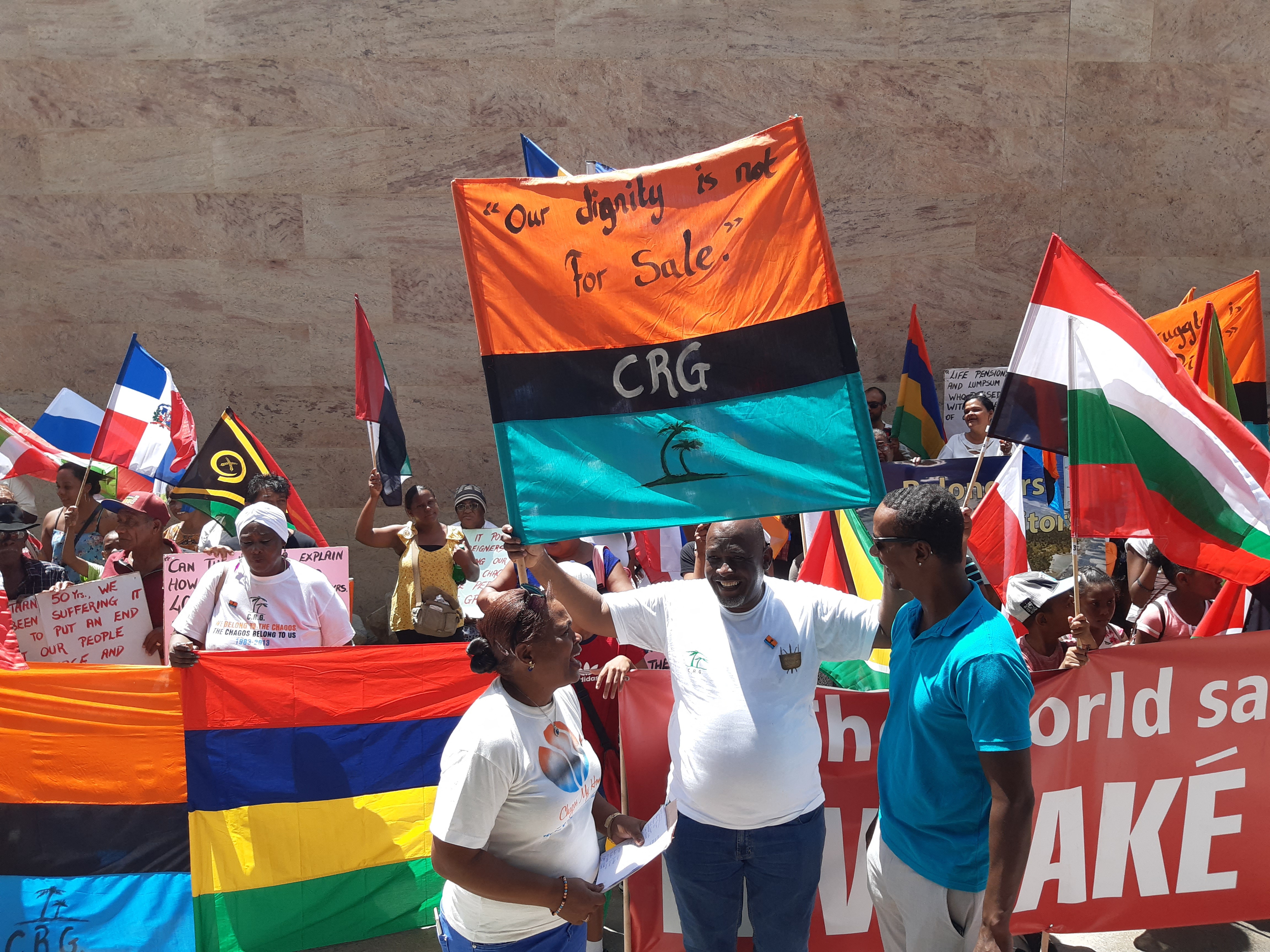Manifestantes de las Islas Chagos protestan contra el desafío británico a la fecha límite de las Naciones Unidas para poner fin a su "ocupación ilegal" del archipiélago del Océano Índico en Port Louis el 22 de noviembre de 2019.