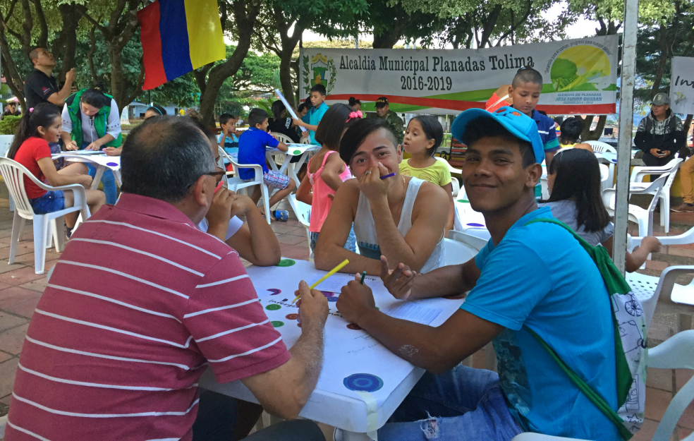 Jóvenes y adultos conversan sobre su municipio en el parque principal de Planadas (Tolima). / Cortesía La Paz Querida