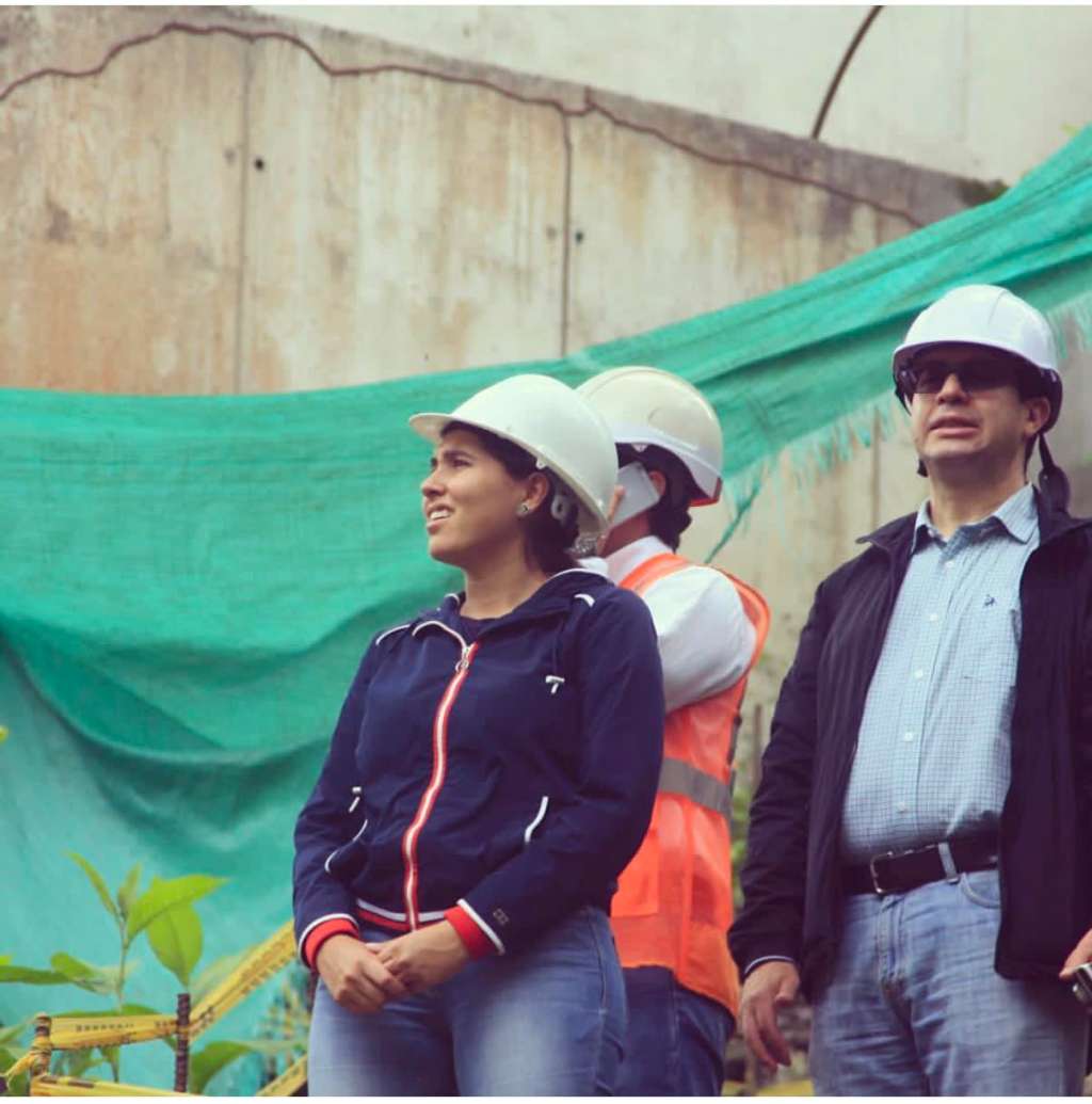 s ingeniera civil y apenas horas después de los coletazos del terremoto emprendió un esfuerzo coordinado con las autoridades de Pereira para evaluar las grietas y daños estructurales de múltiples edificios en esa ciudad.