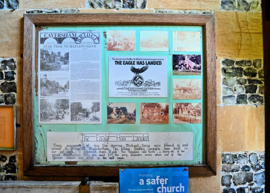 En la imagen, un aviso de la iglesia St Margaret Mapledurham, ubicada en Gran Bretaña. El templo fue empleado para grabar algunas de las escenas de la película “The Eagle Has Landed”, la adaptación cinematográfica de la obra de Henry Patterson.