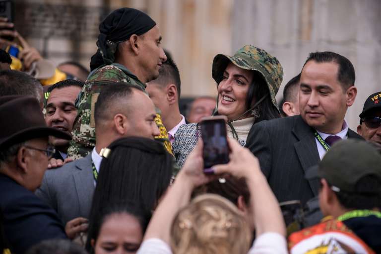 En medio de la multitud se encontraban representantes del partido de oposición, entre ellas la congresista María Fernanda Cabal.