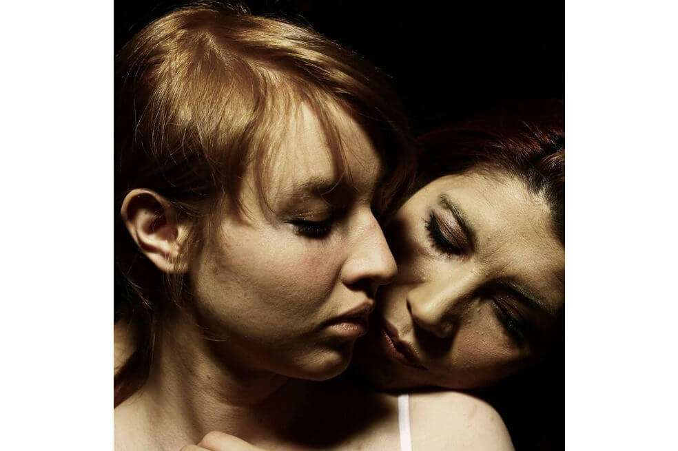 Imagen de una de las escenas de la obra "Persona-persona", del teatro Ditirambo, cuya trama parte de la película "Persona", de Ingmar Bergman. / Cortesía