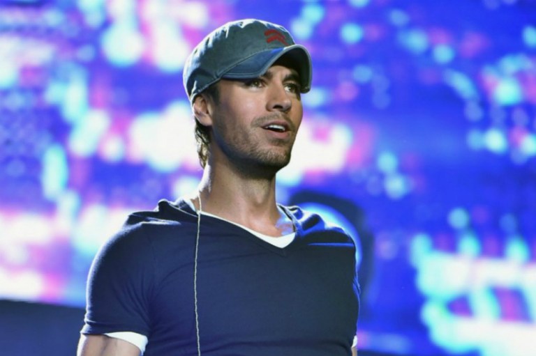 Enrique Iglesias admite que desde que nacieron sus gemelos le cuesta irse de gira