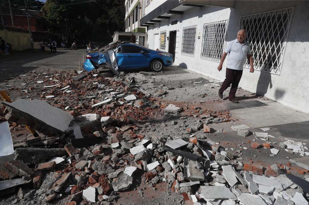 AME7612. CALI (COLOMBIA), 10/08/2026.- Un hombre observa escombros tras un fuerte temblor este lunes, en Cali (Colombia). Un temblor de magnitud 7,4 sacudió gran parte de Colombia, según el Servicio Geológico Colombiano (SGC), y las autoridades informaron de daños en varias ciudades como Manizales, Cali y Pereira. EFE/ Ernesto Guzmán