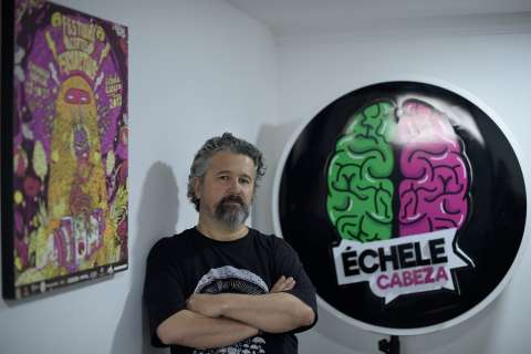 Señalan a Julián Quintero, fundador de Échele Cabeza, de supuesta violencia sexual