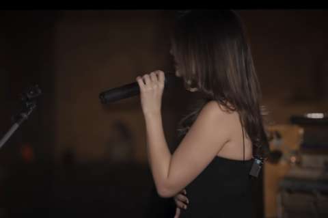 Cantante iraní es condenada a 74 latigazos por cantar sin velo en un concierto virtual