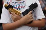 Los niños que juegan con pistolas