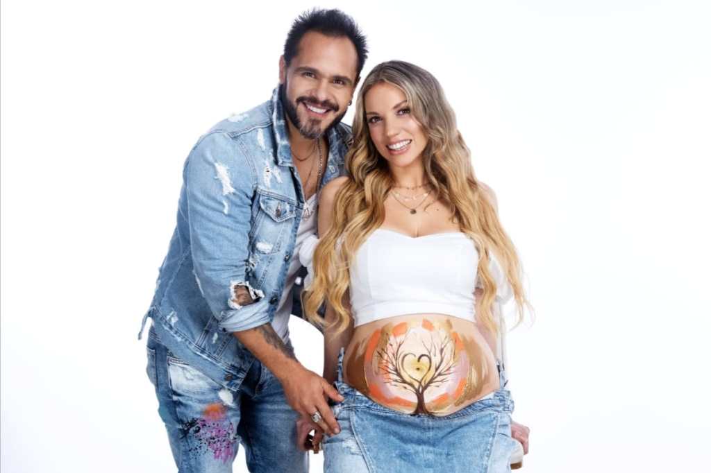 Los cantantes Laura Mayolo y Juan Manuel Medina esperan su primer hijo.