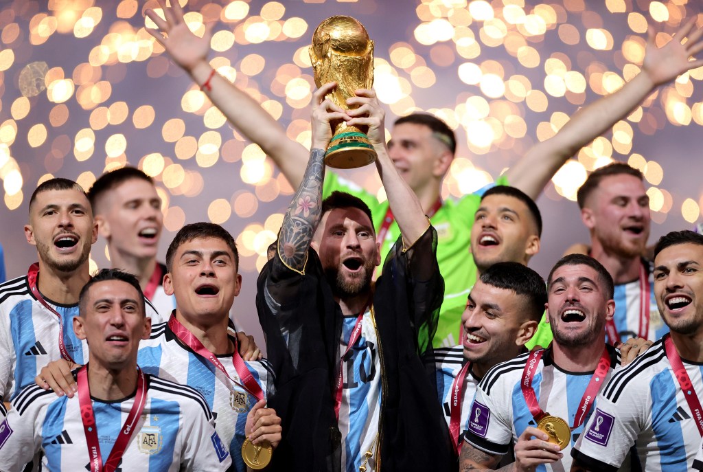 Lusail (Qatar), 18/12/2022.- Lionel Messi of Argentina lifts the trophy after Argentina won the FIFA World Cup 2022 Final between Argentina and France at Lusail stadium, Lusail, Qatar, 18 December 2022. (Mundial de Fútbol, Francia, Estados Unidos, Catar) EFE/EPA/Friedemann Vogel