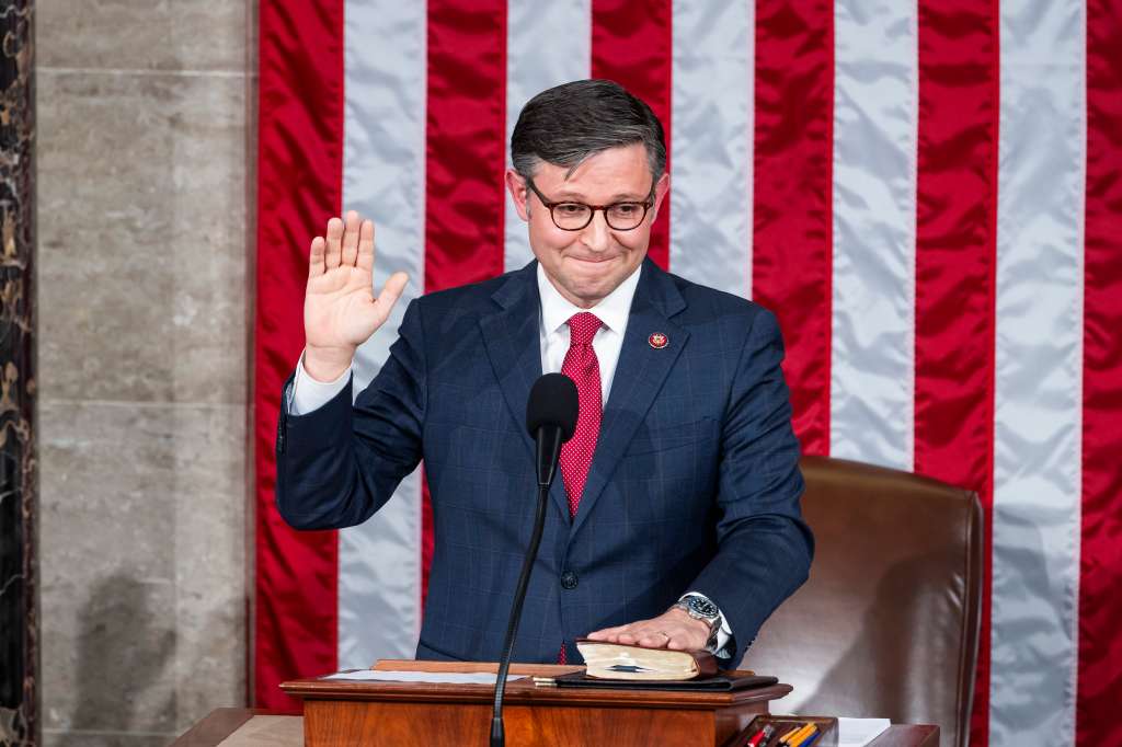 Washington (United States), 25/10/2023.- Republican lawmaker from Louisiana Mike Johnson is sworn-in as the next speaker of the house inside the House of Representatives of the US Capitol in Washington, DC, USA, 25 October 2023. The House had gone more than three weeks without a speaker, after ousting former speaker Kevin McCarthy. EFE/EPA/JIM LO SCALZO