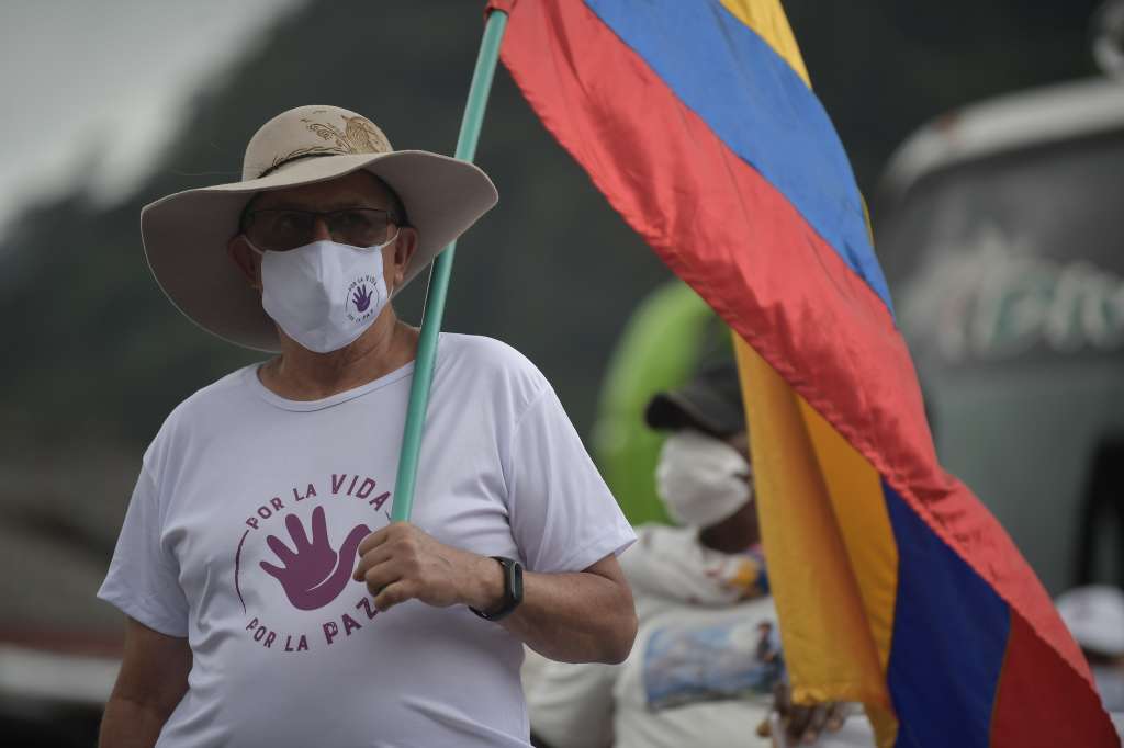 Excomandantes de las FARC, durante el acto de perdón y reconciliación por las pescas milagrosas y secuestros colectivos que se ejecutaron en varias carreteras del país entre 1998 y 2002.