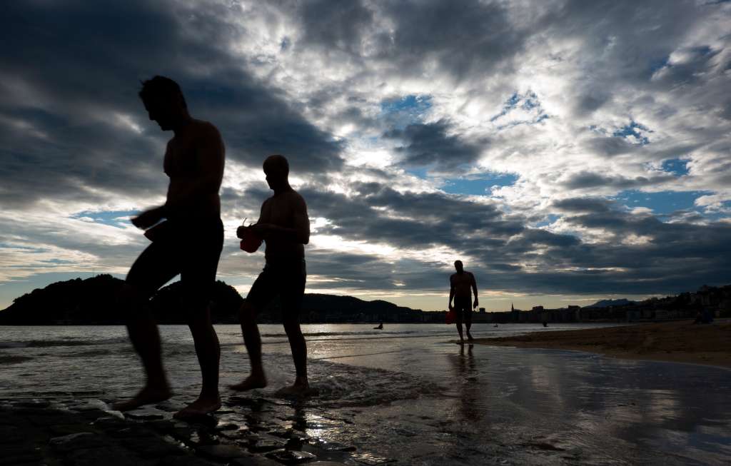 -FOTODELDIA- SAN SEBASTIÁN, 08/06/2023.- Vista de la playa de Ondarreta a primera hora de este jueves. Los cielos en el País Vasco presentarán hoy intervalos nubosos con posibilidad de precipitaciones débiles y dispersas por la mañana, aunque la nubosidad aumentará por la tarde con probabilidad de chubascos moderados, ocasionalmente tormentosos y localmente fuertes. EFE/Javier Etxezarreta