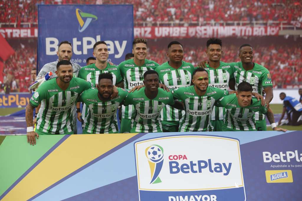 AME5628. CALI (COLOMBIA), 15/12/2024.- Los jugadores de Atlético Nacional se forman previo al inicio del partido de vuelta de la final de Copa Colombia ante América, este domingo en el Estadio Pascual Guerrero, en Cali (Colombia). EFE/ Ernesto Guzmán
