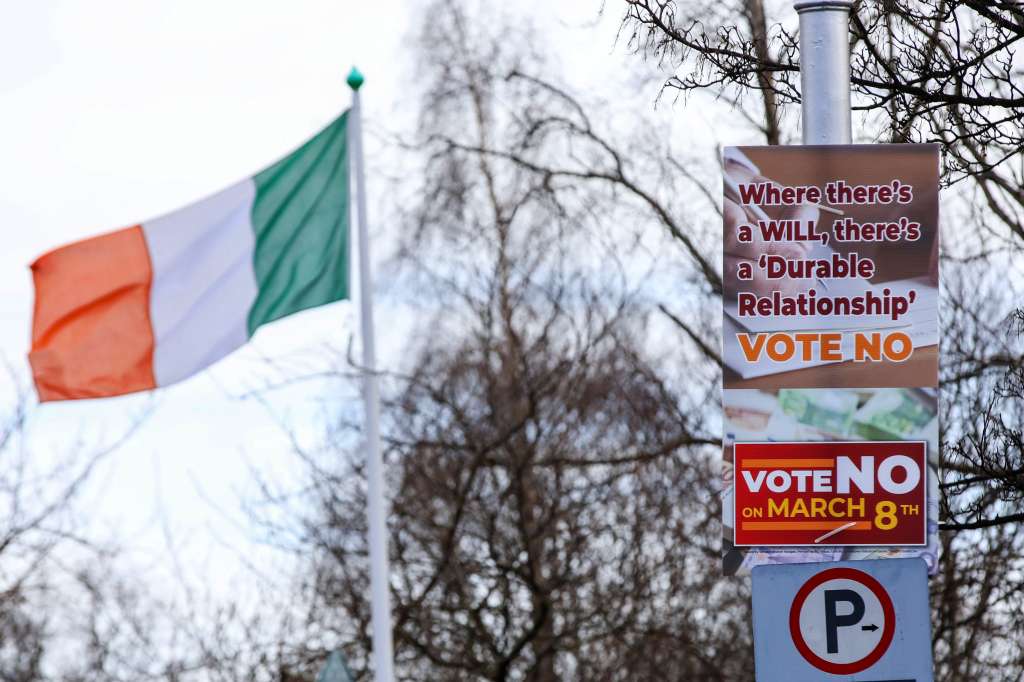 Frente a los edificios gubernamentales en Dublín, capital de Irlanda, se ven carteles alusivos al "No", a propósito del referendo constitucional.